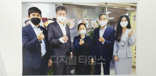 17일 여의도 본점 인근 식당에서 KB금융그룹 윤종규 회장과 KB국민은행 허인 행장이 직원들과 '착한 소비 운동'에 동참하는 모습.